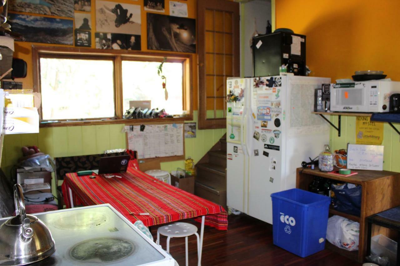 Kicking Horse Backpacker Hostel Golden Exterior photo