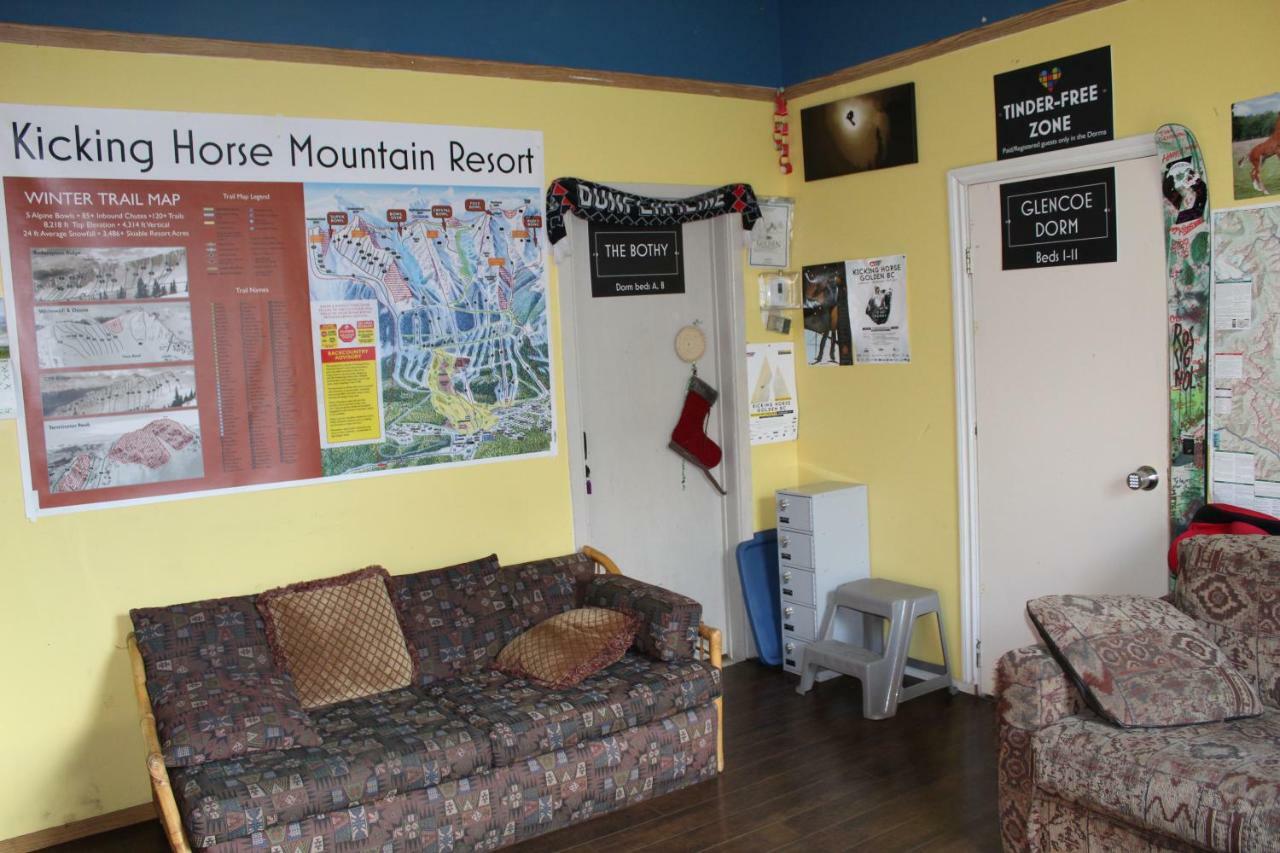 Kicking Horse Backpacker Hostel Golden Exterior photo